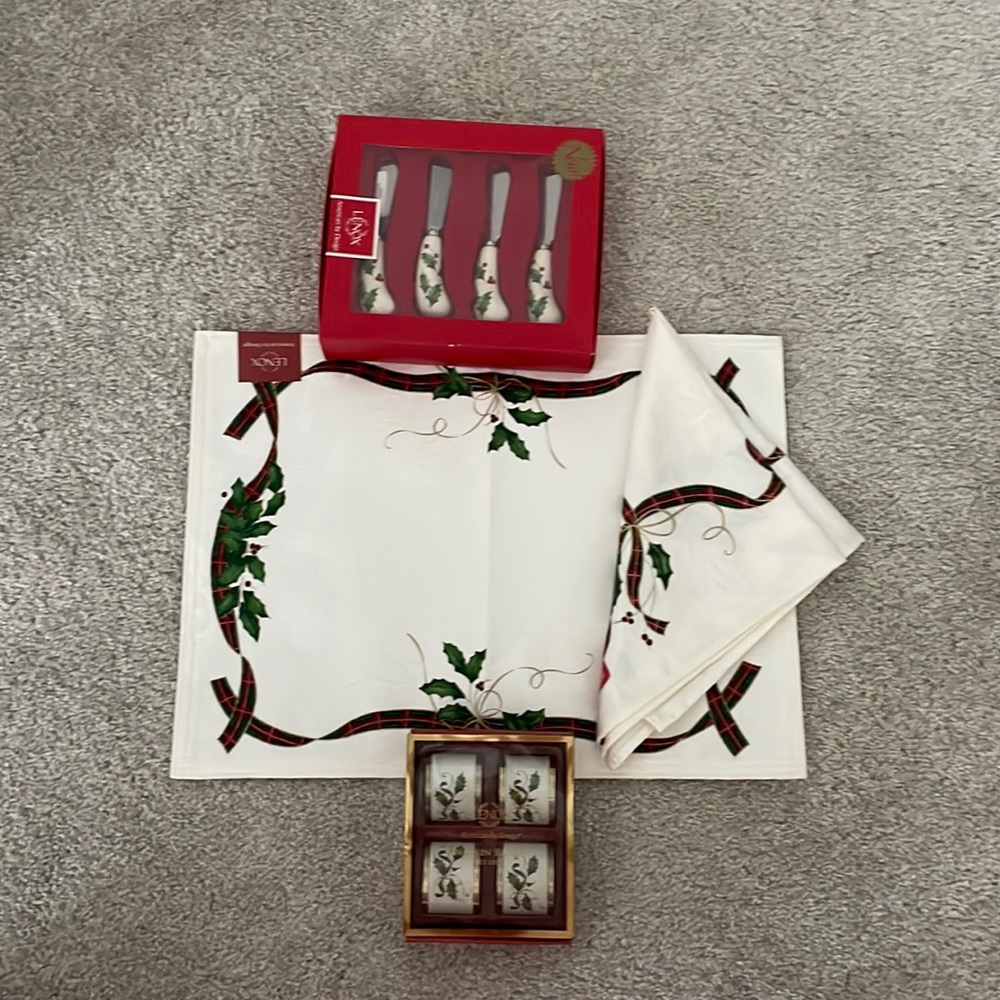 LENOX - CHRISTMAS SET OF 4 - placemats, napkins, napkin rings, spreaders